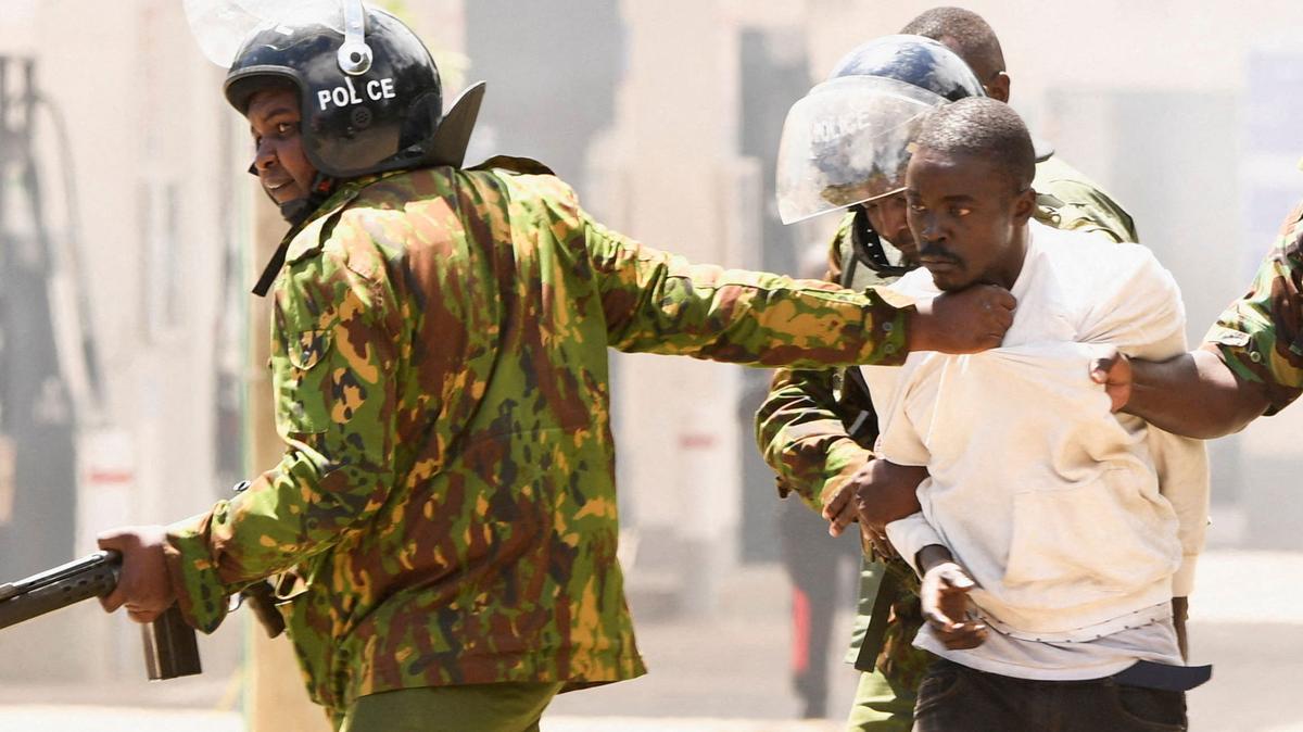 Riot police officers detain a demonstrator during protests against a U.S.-backed Ebola quarantine plan on the establishment of a 50-bed facility at a Kenyan air force base that was intended to host Americans exposed to Ebola, in Nanyuki town, in Laikipia County, Kenya June 1, 2026. REUTERS/John Muchucha