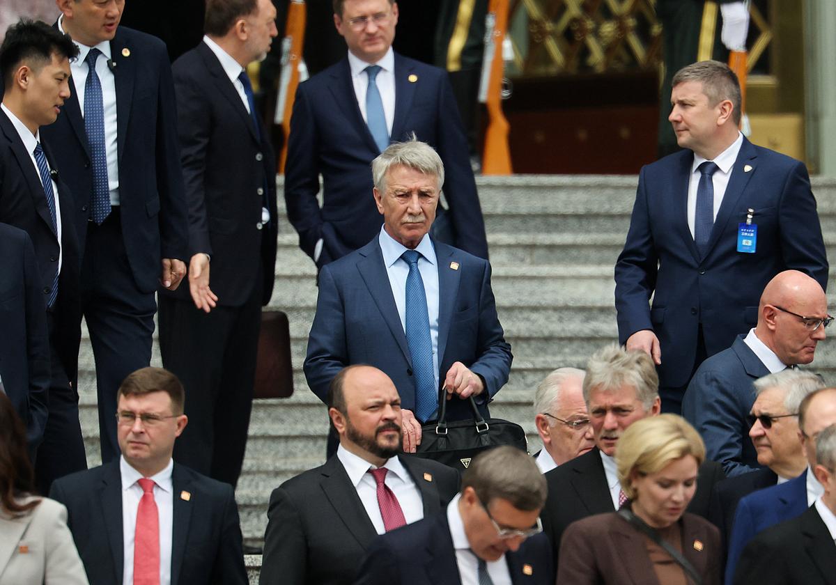 Chairman of the Management Board of Russia's gas producer Novatek Leonid Mikhelson walks down the stairs of the Great Hall of the People in Beijing together with other delegation members ahead of the welcome ceremony during Russian President Vladimir Putin visit to China, May 20, 2026. REUTERS/Maxim Shemetov/Pool