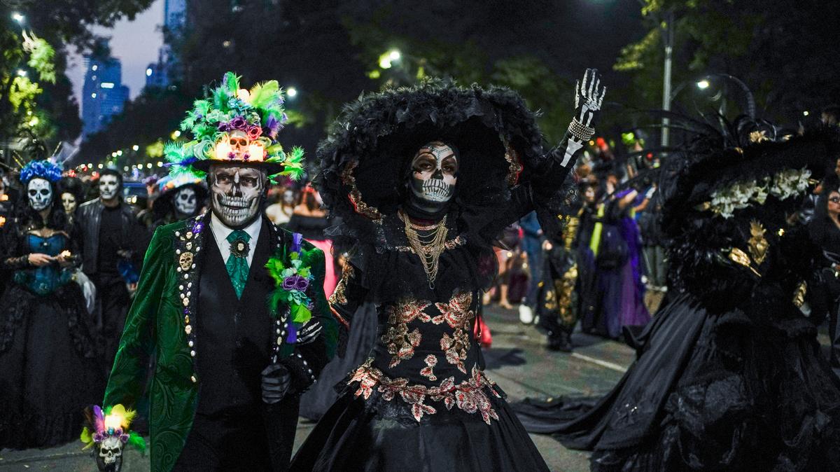 Personas vestidas como las icónicas “Catrinas” de México marchan en la Gran Procesión de las Catrinas, parte de las próximas celebraciones del Día de Muertos en la Ciudad de México, el domingo 23 de octubre de 2022. Adultos y niños por igual se visten como esqueletos, capturando el desfile anual festividades llenas de alegría. Se cree que durante el Día de los Muertos, o Dia de Muertos, pueden comunicarse con sus seres queridos fallecidos. (Foto AP/Eduardo Verdugo, Archivo)