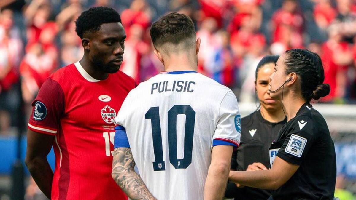  Alphonso Davies (left) would likely be back for Canada in the round of 32. | Eliecer Aizprua Banfield/Jam Media/Getty Images 