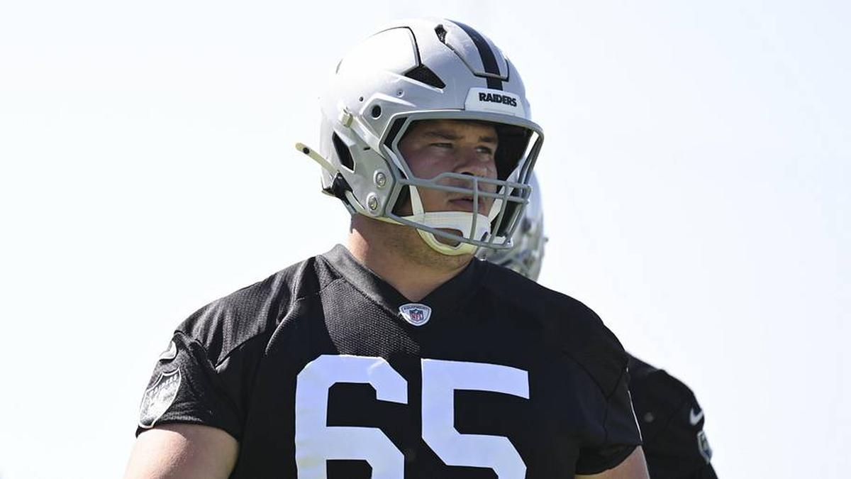 May 20, 2026; Henderson, NV, USA; Las Vegas Raiders center Tyler Linderbaum (65) warms up during organized team activities at Intermountain Health Performance Center. Mandatory Credit: Candice Ward-Imagn Images | Candice Ward-Imagn Images 
