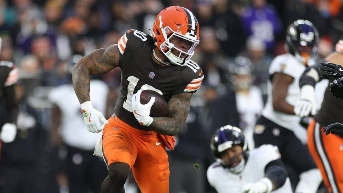  Cleveland Browns running back Quinshon Judkins (10) runs for a gain during the first quarter against the Baltimore Ravens at Huntington Bank Field. | Scott Galvin-Imagn Images 