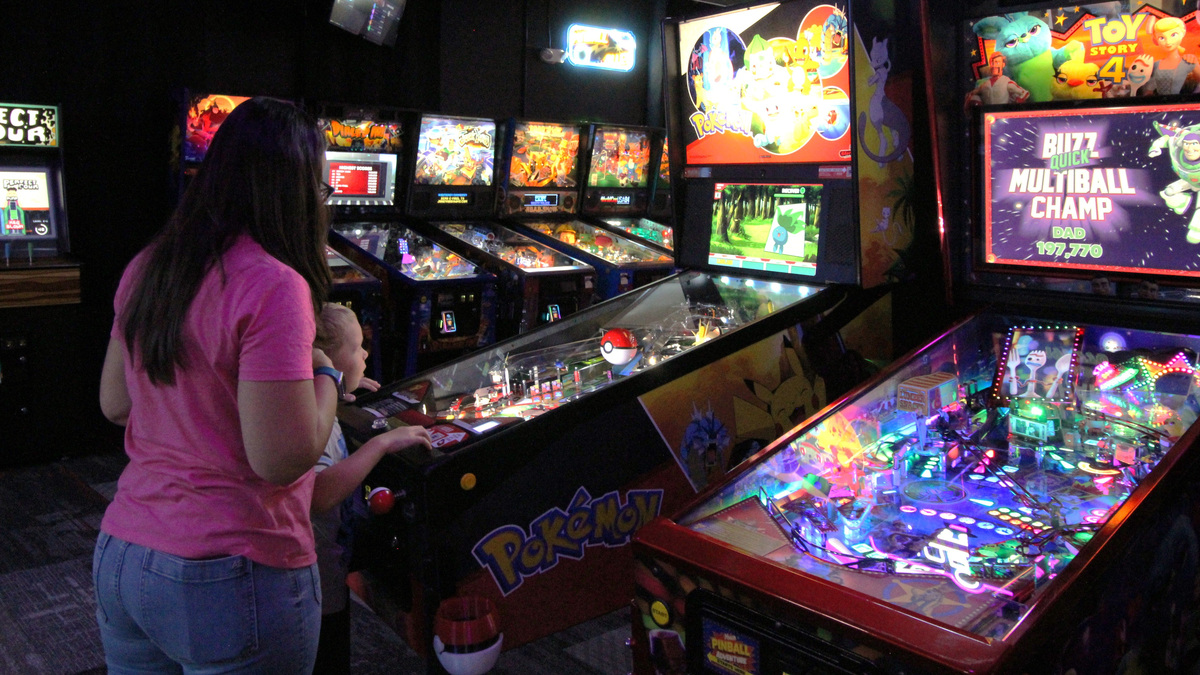 Springfield's Electric Hippo Arcade brings pinball, claw games to Main ...