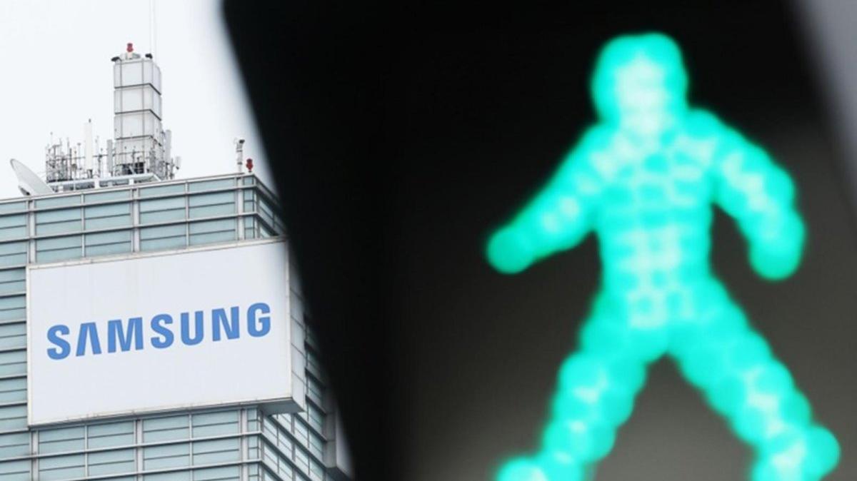 A traffic signal turns green in front of the headquarters of Samsung Electronics in Suwon, South Korea, 27 May 2026. Photo by YONHAP / EPA