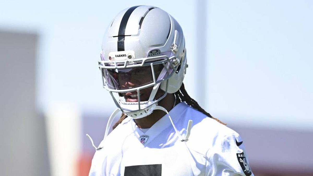  May 20, 2026; Henderson, NV, USA; Las Vegas Raiders cornerback Eric Stokes (5) warms up during organized team activities at Intermountain Health Performance Center. Mandatory Credit: Candice Ward-Imagn Images | Candice Ward-Imagn Images 