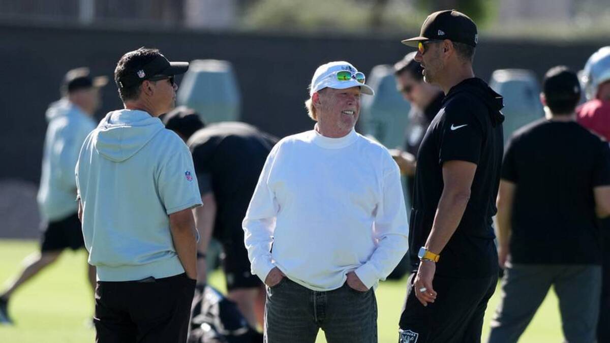  Jun 9, 2026; Henderson, NV, USA; Las Vegas Raiders quarterbacks coach Mike Sullivan (left), owner Mark Davis (center) and general manager John Spytek during minicamp at Intermountain Health Performance Center. Mandatory Credit: Kirby Lee-Imagn Images | Kirby Lee-Imagn Images 
