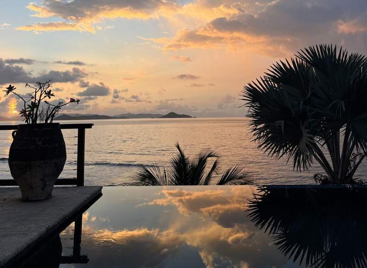  Vida La Villa features a stunning infinity-edged pool overlooking the sunset and the ocean. Photo credit: Alexa Mellardo 