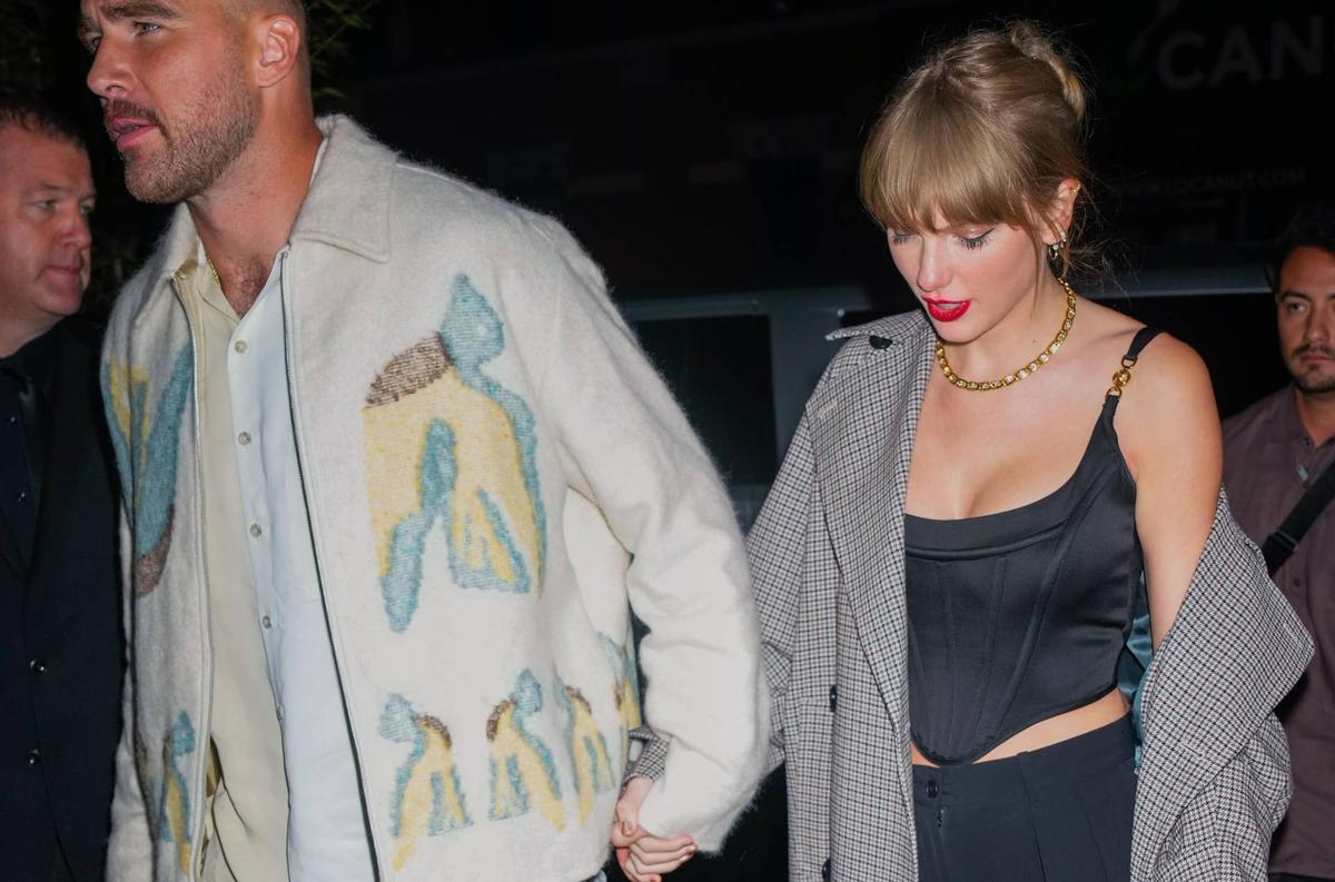  NEW YORK, NY - OCTOBER 15: Travis Kelce and Taylor Swift are seen leaving the SNL after party on October 15, 2023 in New York, New York. (Photo by MEGA/GC Images) 