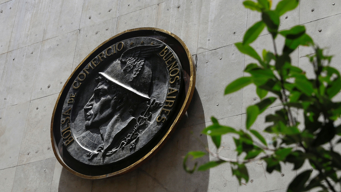 Mercado financiero argentino cae, cambia tendencia por firmeza del riesgo país 
