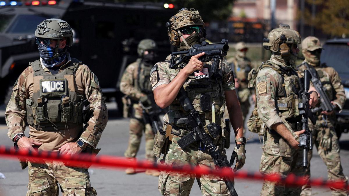 Law enforcement officers during a standoff with U.S. Immigration and Customs Enforcement (ICE) and federal officers in the Little Village neighborhood of Chicago, Illinois, U.S., October 4, 2025. REUTERS/Jim Vondruska