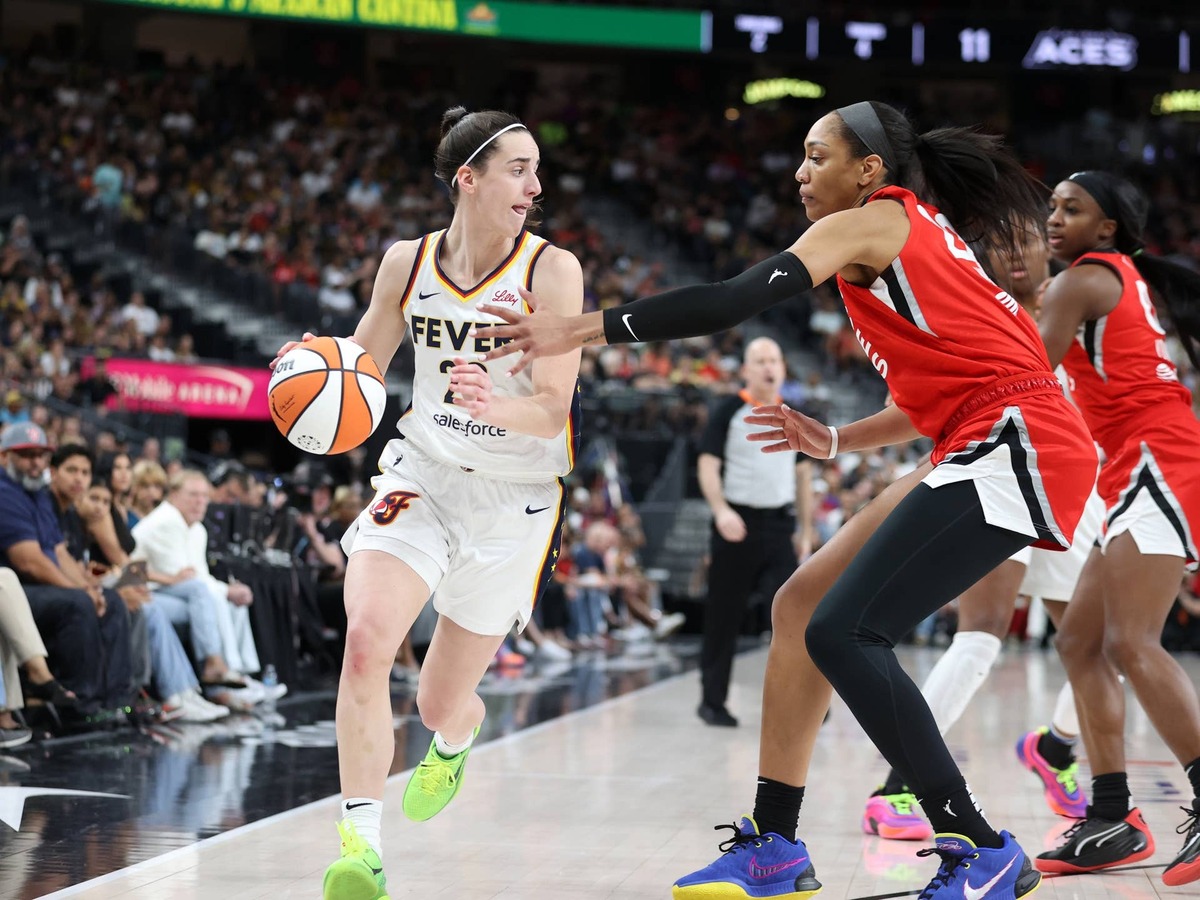  LAS VEGAS, NV - JULY 2: Caitlin Clark #22 of the Indiana Fever handles the ball during the game against A'ja Wilson #22 of the Las Vegas Aces on July 2, 2024 at T-Mobile Arena in Las Vegas, Nevada. NBAE (Photo by Ian Maule/NBAE via Getty Images) 