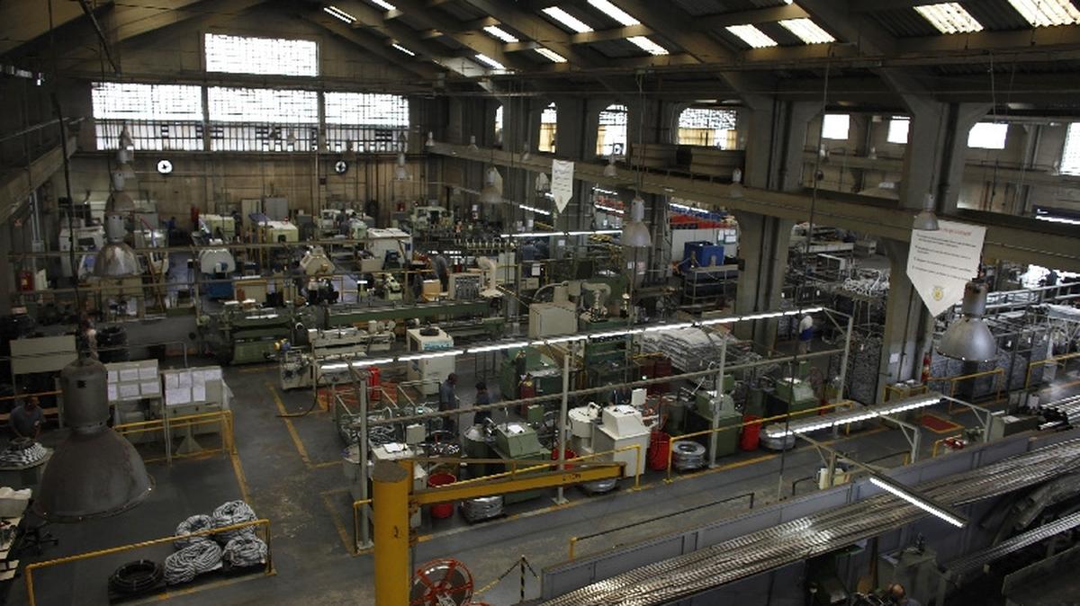 Employees work at the Sociedade Paulista de Tubos Flexiveis (SPTF) metallurgical company which manufactures flexible metal hoses, in Sao Paulo April 20, 2012. President Dilma Rousseff's government has also taken a string of measures in recent months to ensure that the economy grows more than four percent this year. These include a mix of tax breaks and subsidized loans for targeted industries, higher import duties, and steps to halt a currency rally that was hurting the competitiveness of Brazilian manufacturers by driving up costs. REUTERS/Nacho Doce (BRAZIL - Tags: BUSINESS EMPLOYMENT POLITICS)