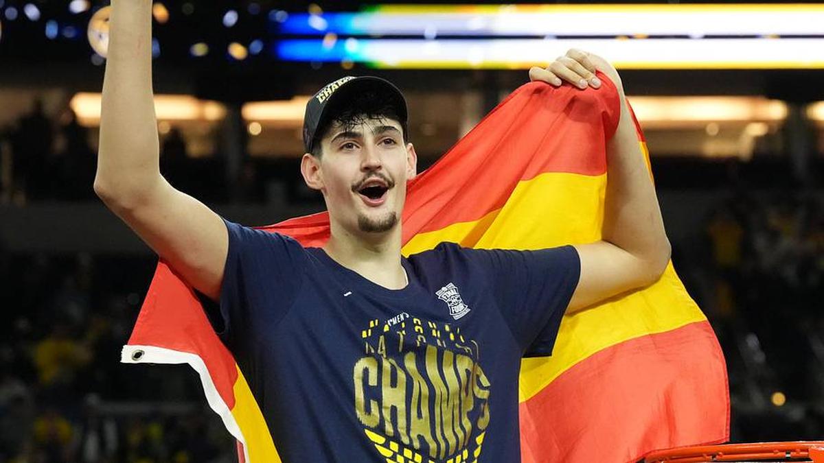  Apr 6, 2026; Indianapolis, IN, USA; Michigan Wolverines center Aday Mara (15) celebrates after cutting down a piece of the net after defeating the Connecticut Huskies in the national championship of the Final Four of the men's 2026 NCAA Tournament at Lucas Oil Stadium. Mandatory Credit: Robert Deutsch-Imagn Images | Robert Deutsch-Imagn Images 