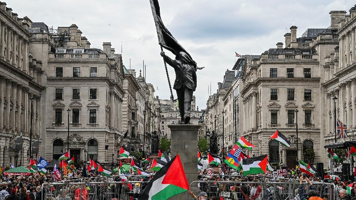 Tens of thousands march in London in separate immigration, pro‑Palestinian protests