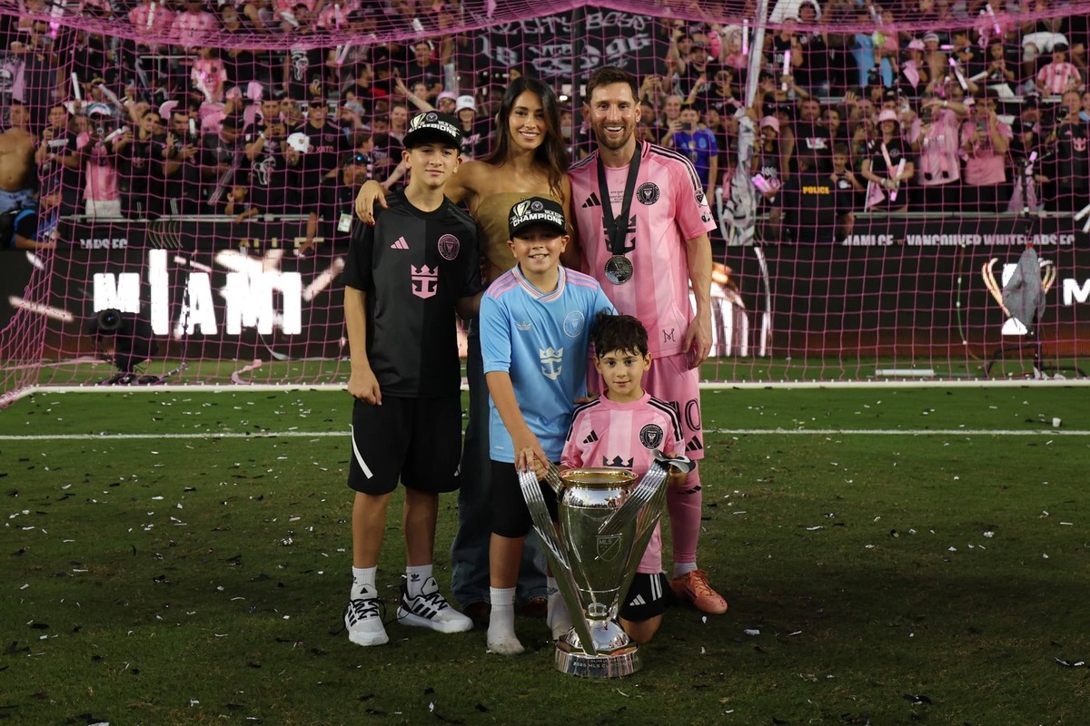  Lionel Messi with his family Antonella Rocuzzo, Thiago, Mateo and Ciro pose with the trophy after winning the Championship following the Audi 2025 MLS Cup Final match between Inter Miami CF and Vancouver Whitecaps FC on December 06, 2025. (Photo by Maddie Meyer/Getty Images)