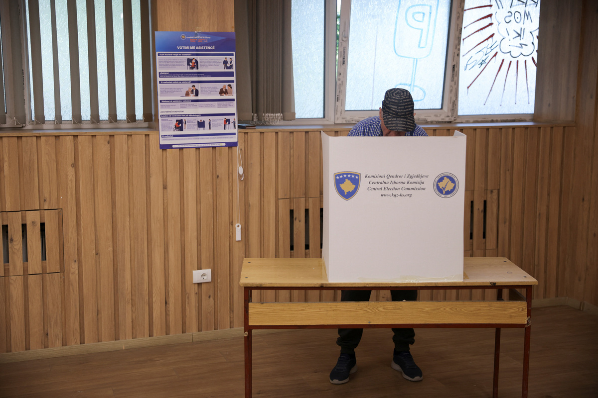 A man votes during a snap parliamentary election in Pristina, Kosovo, June 7, 2026. REUTERS/Valdrin Xhemaj