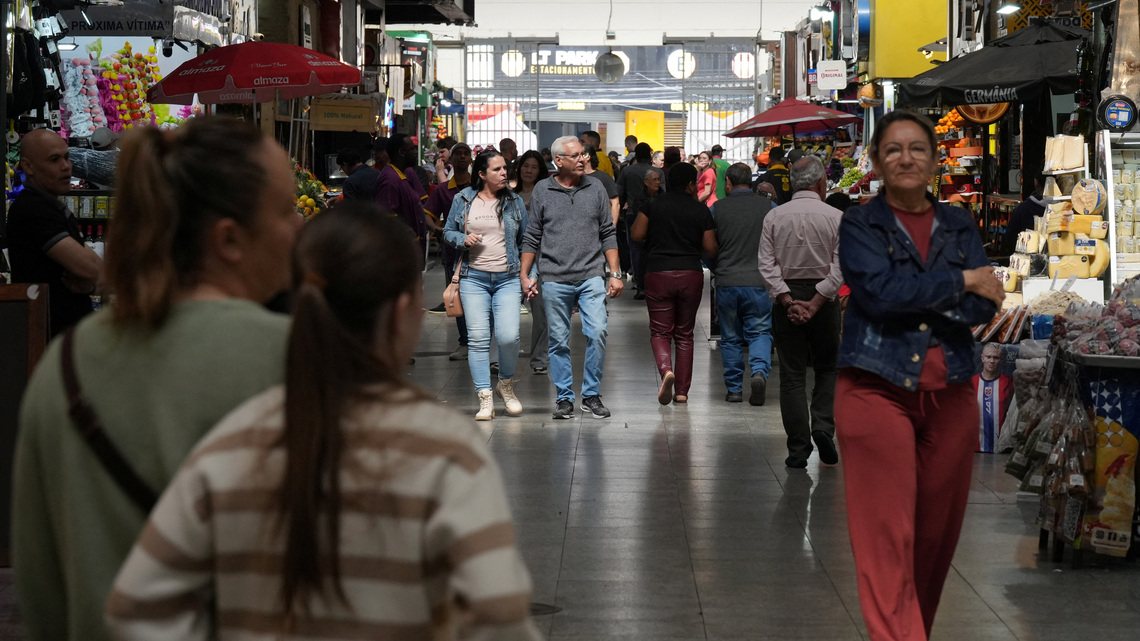 Poorer Brazilians devote four times more income to credit card debt, central bank says 