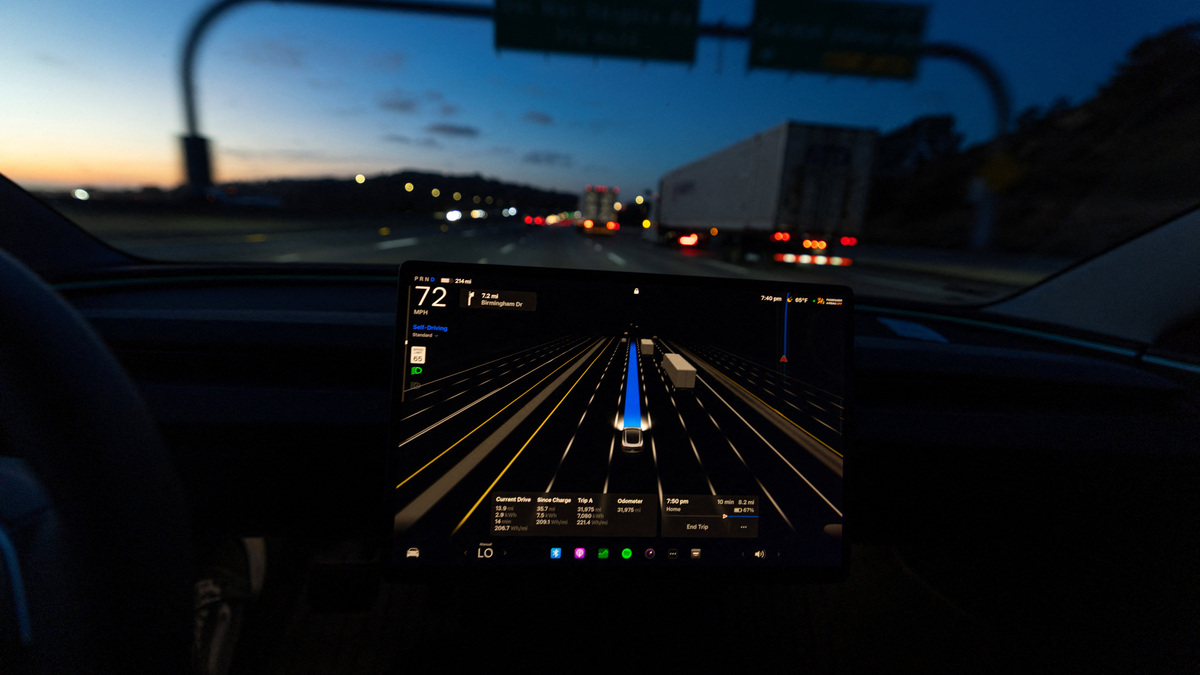 A display of a Tesla Model 3 using Full Self-Driving Supervised on a highway in San Diego, California, U.S., April 15, 2026. REUTERS/Mike Blake