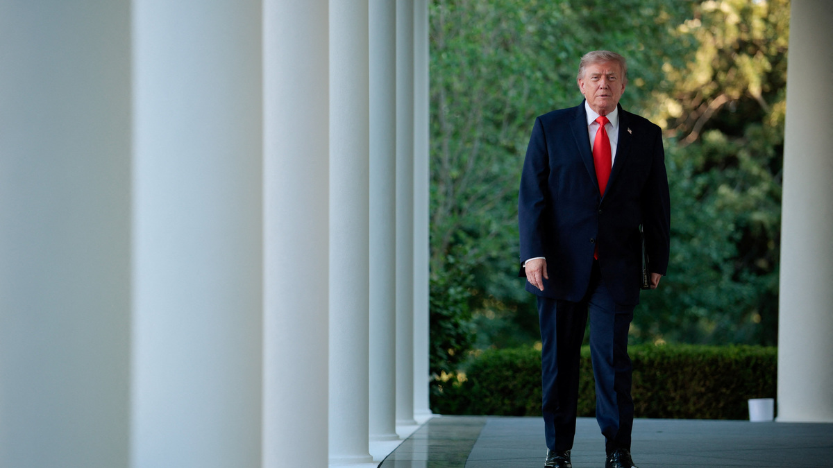 U.S. President Donald Trump walks to address guests as he hosts a dinner with farmers in the Rose Garden of the White House in Washington, D.C., U.S., June 25, 2026. REUTERS/Evan Vucci