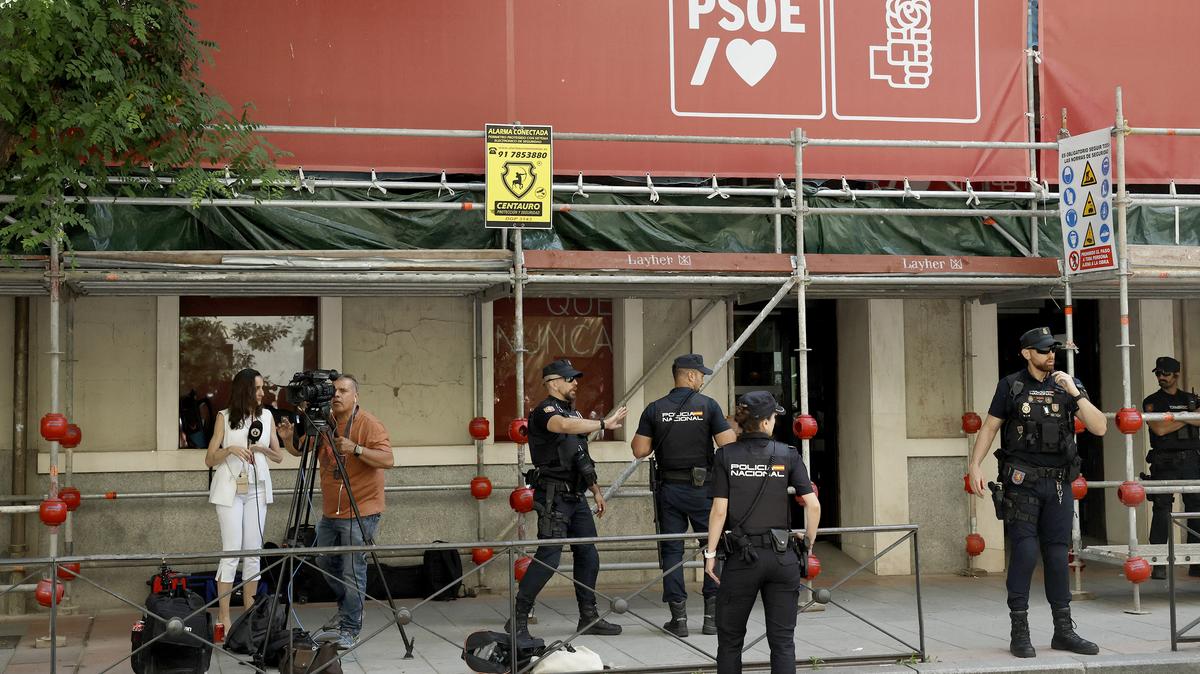 Spanish National Police officers stand guard outside the ruling Spanish Socialist Party (PSOE) headquarters after agents from the UCO, the Civil Guard unit specializing in complex and sensitive investigations, entered the premises to demand documents, in Madrid, on May 27, 2026. Spanish police entered the Madrid headquarters of the ruling Socialist party today to request documents as part of a probe into alleged illegal party financing, judicial and police sources said. The operation adds to mounting pressure on Prime Minister Pedro Sanchez after former Socialist prime minister, Jose Luis Rodriguez Zapatero, was put under formal investigation last week for influence peddling and other crimes in another case. (Oscar Del Pozo/AFP/Getty Images/TNS)