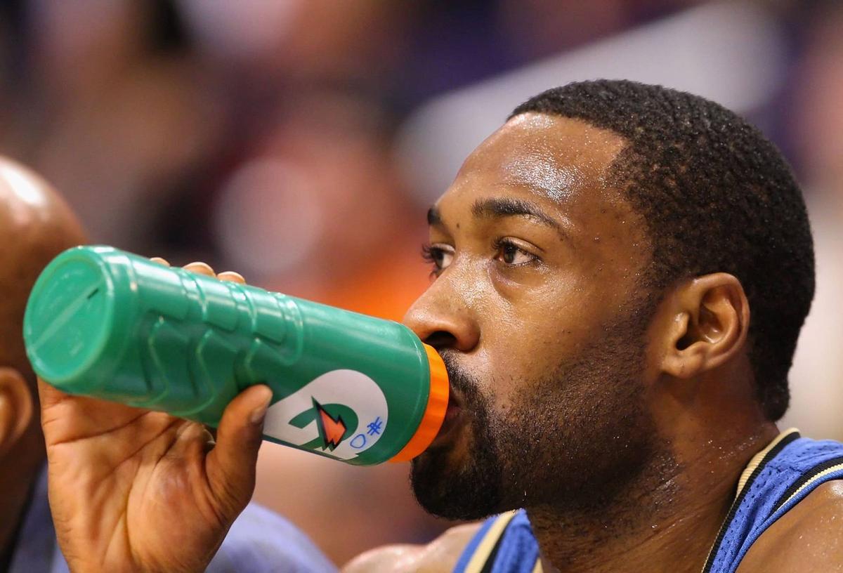  PHOENIX - DECEMBER 19: Gilbert Arenas #0 of the Washington Wizards drinks water during the NBA game against the Phoenix Suns at US Airways Center on December 19, 2009 in Phoenix, Arizona. The Suns defeated the Wizards 121-95. (Photo by Christian Petersen/Getty Images) 