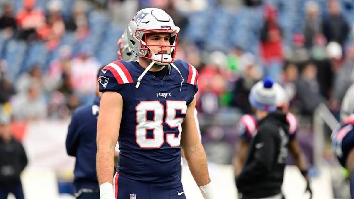  Dec 17, 2023; Foxborough, Massachusetts, USA; New England Patriots tight end Hunter Henry (85) warms up before a game against the Kansas City Chiefs at Gillette Stadium. Mandatory Credit: Eric Canha-Imagn Images | Eric Canha-Imagn Images 