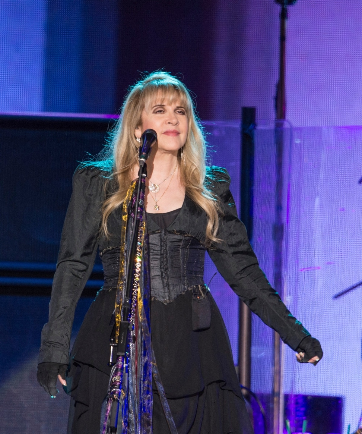 2015 Since the 1990s, Stevie favored black outfits and wore her hair in a soft style with bangs, as seen here performing with Fleetwood Mac in Birmingham, England, in 2015. Steve Thorne/Redferns via Getty Images)