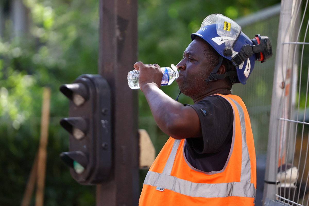 A worker drink water on a construction site in Paris as temperatures rise during a heatwave affecting a large part of France, June 22, 2026. REUTERS/Abdul Saboor