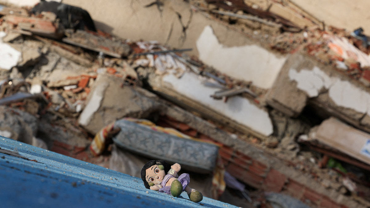 A child's toy and debris in the aftermath of earthquakes, in La Guaira, Venezuela, July 1, 2026. REUTERS/Ricardo Arduengo