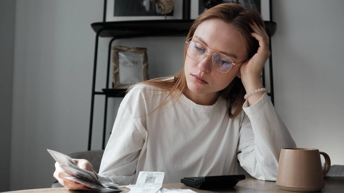  Rising financial pressure is pushing many Gen Z consumers to rely on credit cards as emergency funds to cover everyday expenses. 