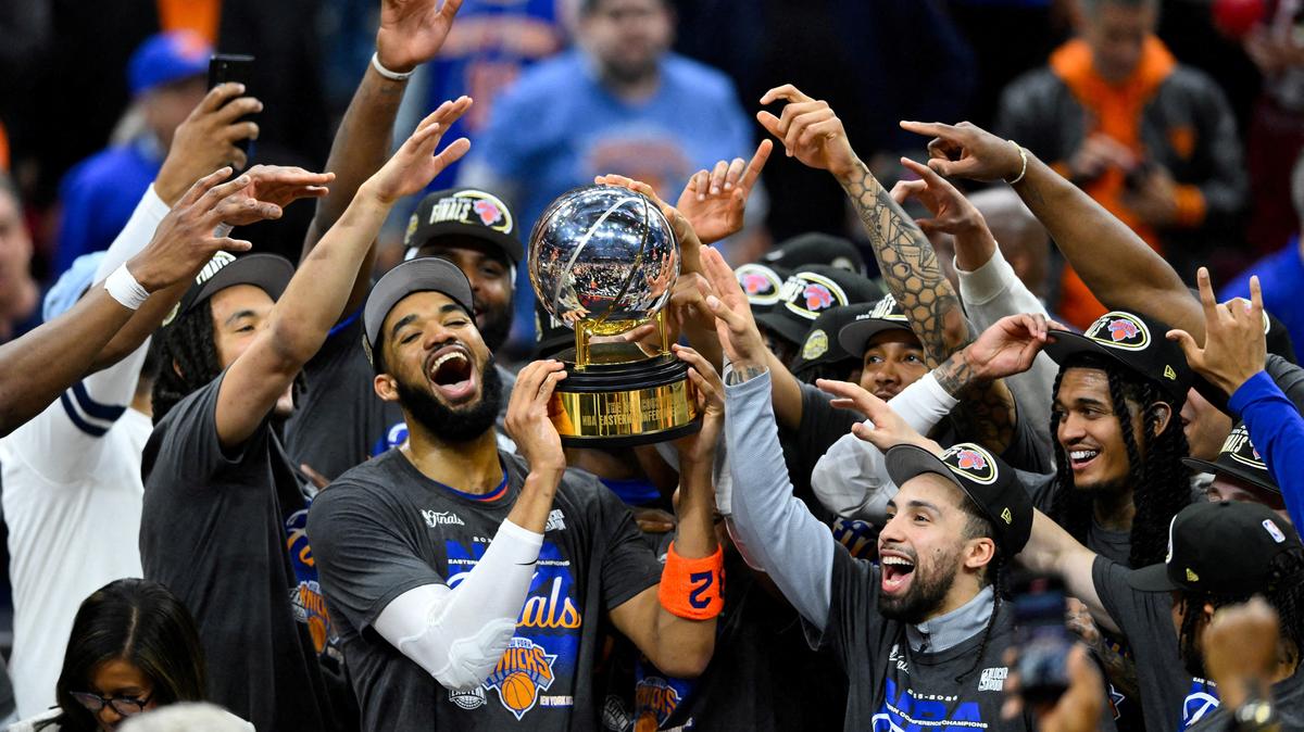 FILE PHOTO: May 25, 2026; Cleveland, Ohio, USA; New York Knicks center Karl-Anthony Towns (32) lifts the 2026 Eastern Conference trophy with teammates after defeating the Cleveland Cavaliers in game four of the eastern conference finals for the 2026 NBA playoffs at Rocket Arena. Mandatory Credit: David Richard-Imagn Images/File Photo