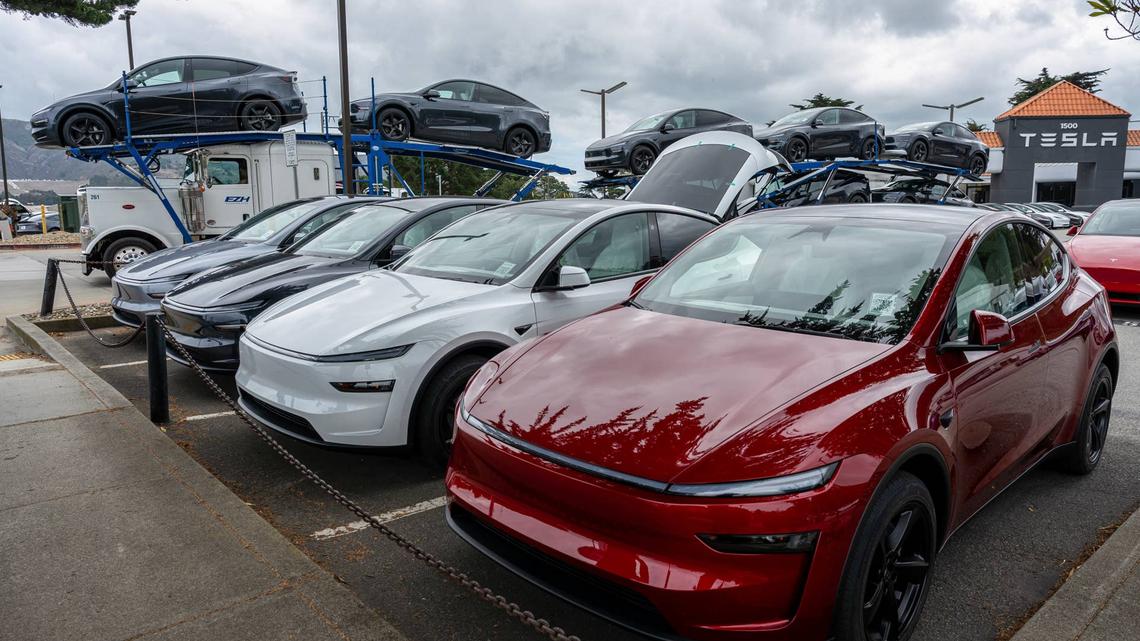 Tesla rare mistake prompts it to recall thousands of U.S. vehicles 