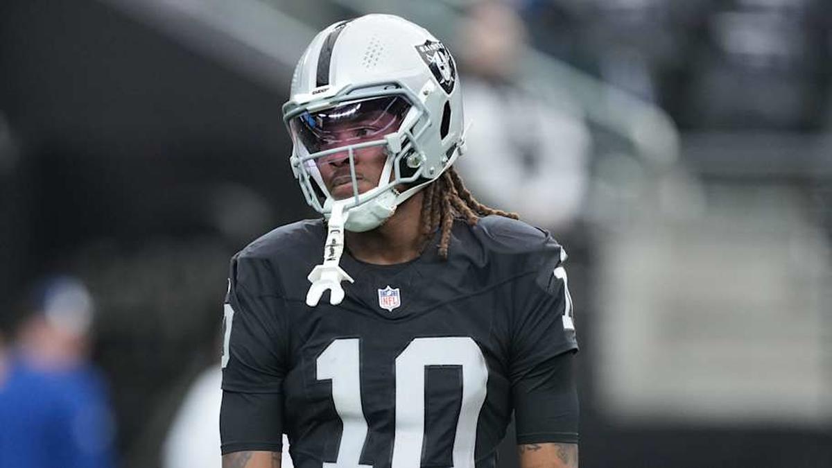  Dec 28, 2025; Paradise, Nevada, USA; Las Vegas Raiders wide receiver Dont'e Thornton Jr. (10) warms up before the game against the New York Giants at Allegiant Stadium. Mandatory Credit: Kirby Lee-Imagn Images | Kirby Lee-Imagn Images 