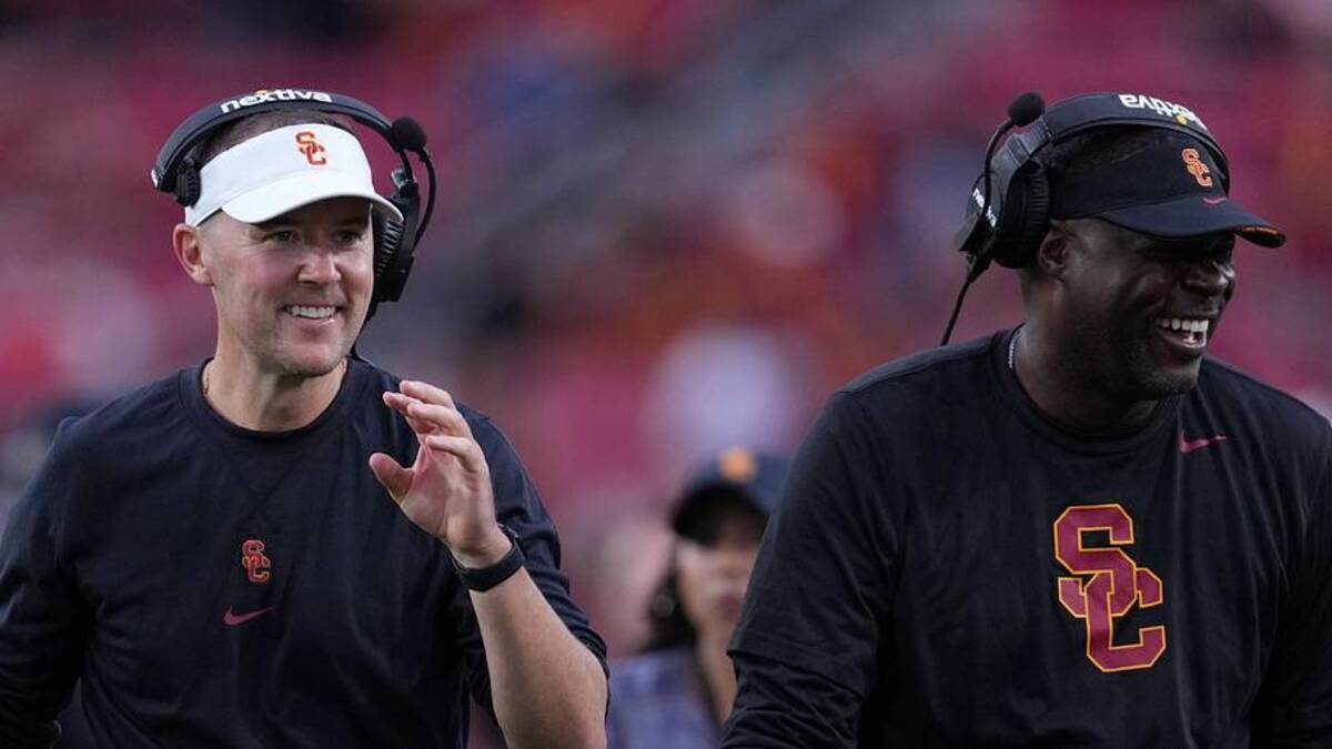  Sep 2, 2023; Los Angeles, California, USA; Southern California Trojans head coach Lincoln Riley (leff) and wide receivers coach Dennis Simmons react against the Nevada Wolf Pack in the second half at United Airlines Field at Los Angeles Memorial Coliseum. Mandatory Credit: Kirby Lee-Imagn Images | Kirby Lee-Imagn Images 