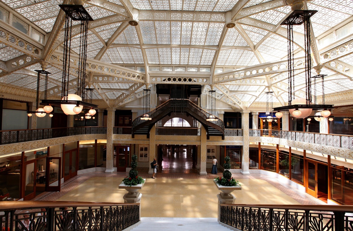  An overview of The Rookery’s central light court and lobby, pictured here in 2013, remodeled in 1905 by Frank Lloyd Wright. 