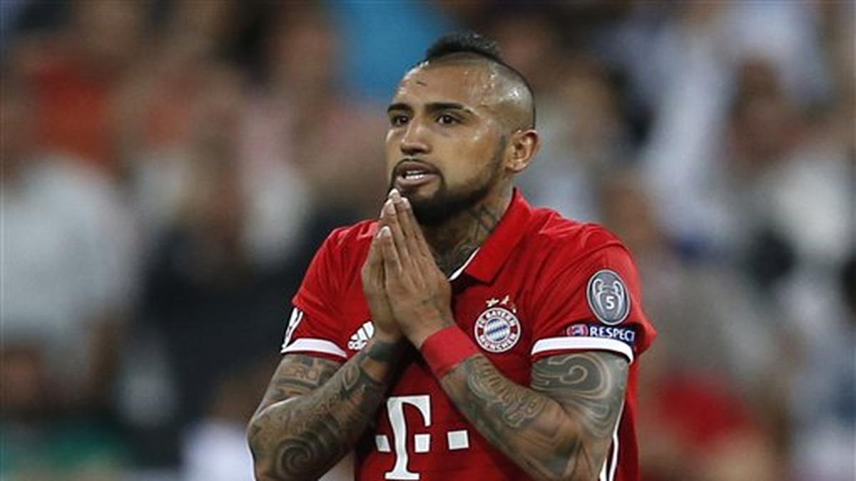 El jugador de Bayern Munich, Arturo Vidal, gesticula tras ser expulsado de un partido contra Real Madrid por los cuartos de final de la Liga de Campeones el 18 de abril de 2017.