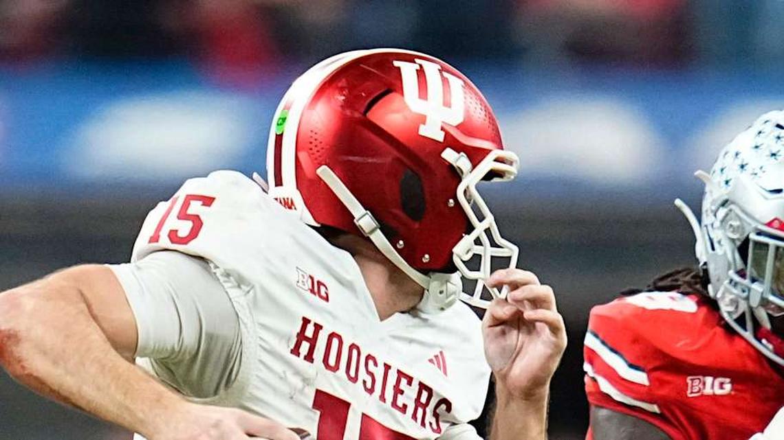  Indiana Hoosiers quarterback Fernando Mendoza (15) scrambles past Ohio State Buckeyes linebacker Sonny Styles (0) and linebacker Arvell Reese (8) during the Big Ten Conference championship game at Lucas Oil Stadium in Indianapolis on Dec. 6, 2025. Ohio State lost 13-10. | Adam Cairns/Columbus Dispatch / USA TODAY NETWORK via Imagn Images 