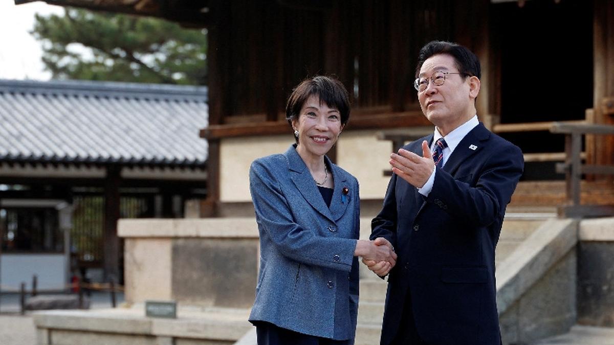 Japanese Prime Minister Sanae Takaichi and South Korean President Lee Jae Myung pose for photographs as they visit the Western Precinct (Saiin Garan) at Horyu-ji temple in Ikaruga, Nara prefecture, Japan, January 14, 2026. FRANCK ROBICHON/Pool via REUTERS