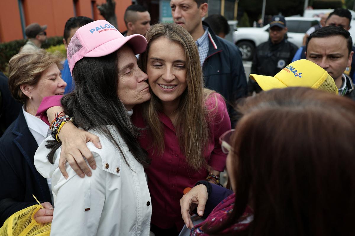 Democratic Center party presidential candidate Paloma Valencia greets a supporter during a campaign event in Bogota, Colombia May 17, 2026. REUTERS/Luisa Gonzalez