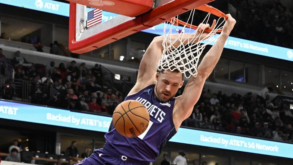 Hornets rout Bulls for franchise-record eighth straight road win