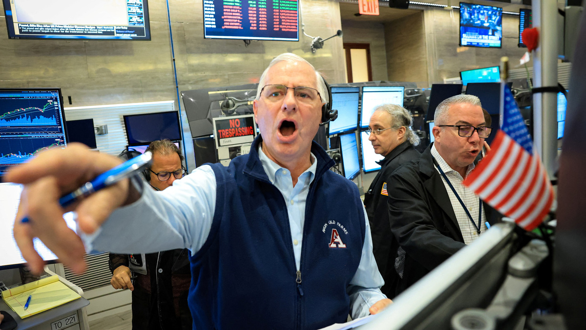 Futures-options traders work on the floor at the New York Stock Exchange's NYSE American (AMEX) in New York City, U.S. June 22, 2026.  REUTERS/Brendan McDermid