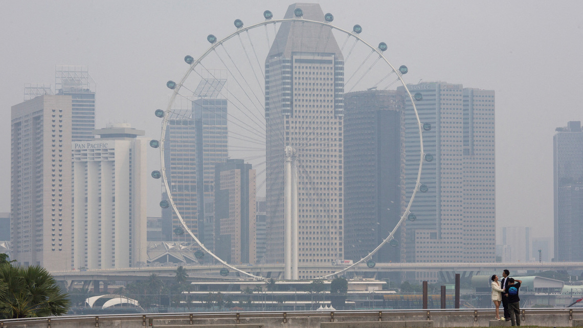 Motor racing-Singapore Grand Prix entertainment may be curbed if haze worsens, FIA says 
