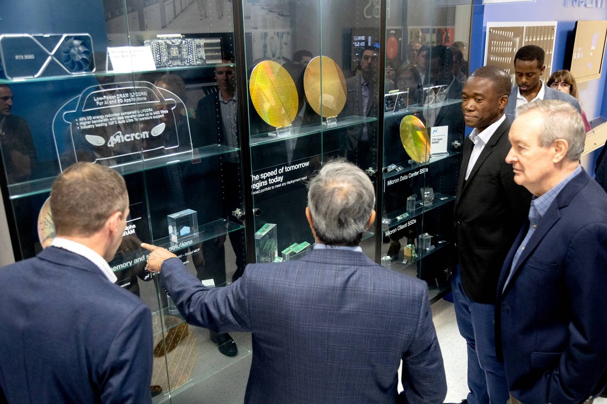  Micron raised its U.S. investment plan to $250 billion as CEO Sanjay Mehrotra declined to say when the memory shortage will end. 
