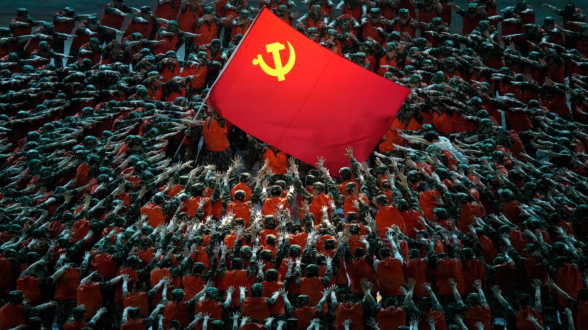 Bailarines ensayan un baile alrededor de la bandera comunista, durante la preparación para la celebración de los 100 años del Partido Comunista China, el lunes 28 de junio de 2021 en Pekín.