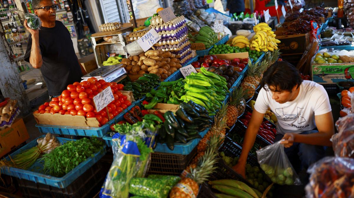 A worker sells fruits and vegetables at a market following March's inflation surge driven by rising food and energy prices, in Ciudad Juarez, Mexico, April 15, 2026. REUTERS/Jose Luis Gonzalez