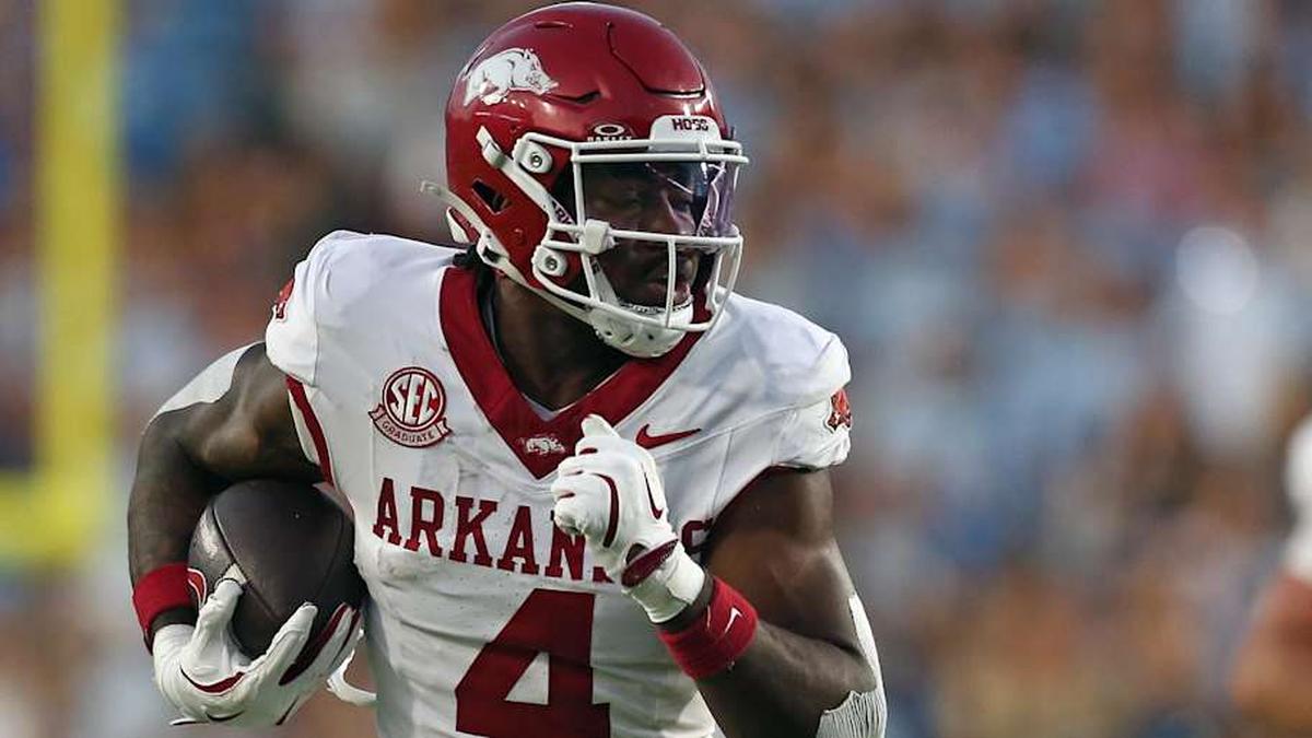 Sep 13, 2025; Oxford, Mississippi, USA; Arkansas Razorback running back Mike Washington Jr. (4) runs the ball for a touchdown during the second quarter against the Mississippi Rebels at Vaught-Hemingway Stadium. Mandatory Credit: Petre Thomas-Imagn Images | Petre Thomas-Imagn Images 