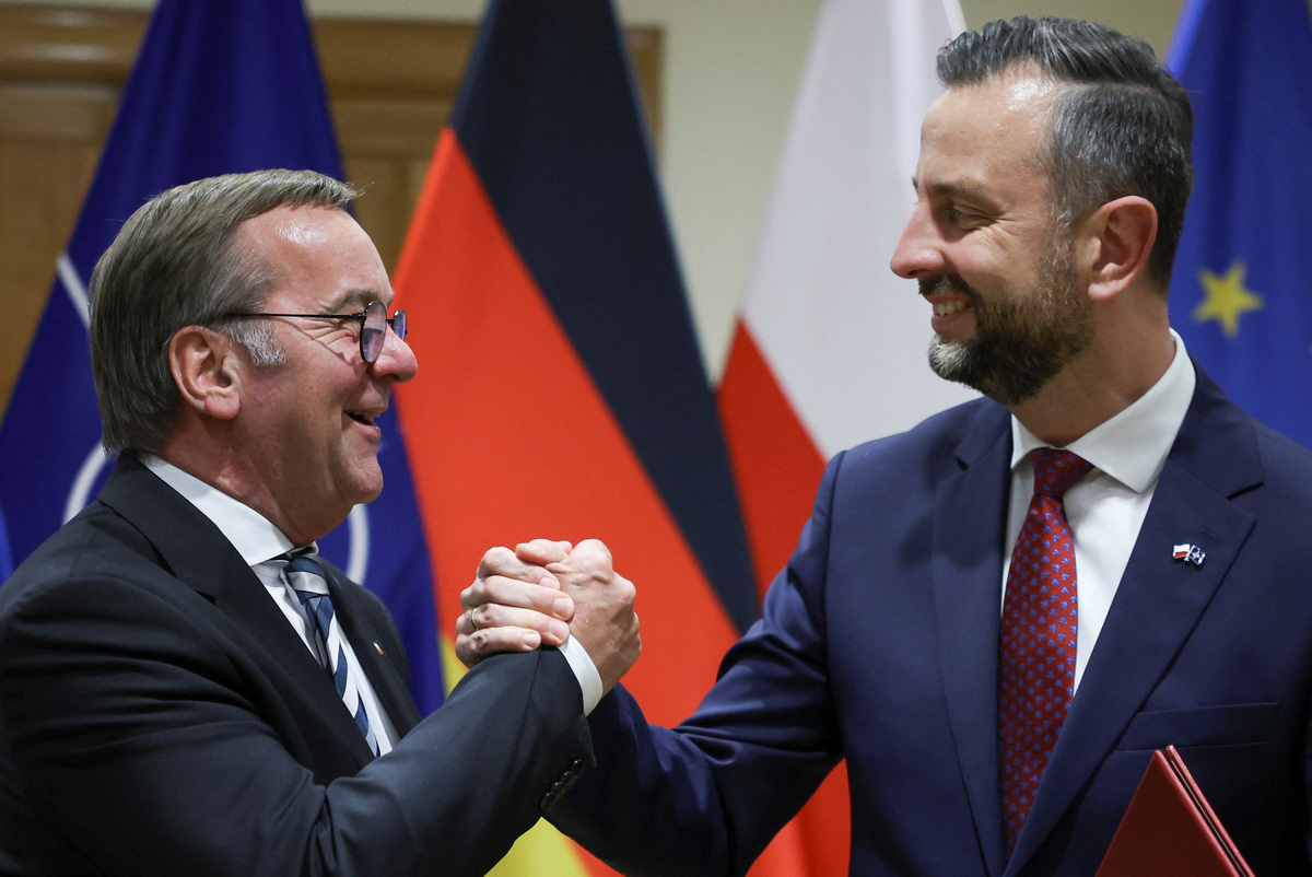 Polish Deputy Prime Minister and Defence Minister Wladyslaw Kosiniak-Kamysz and German Defence Minister Boris Pistorius react after signing a defence agreement between Poland and Germany, at the Defence Ministry in Warsaw, Poland, June 17, 2026. REUTERS/Kacper Pempel