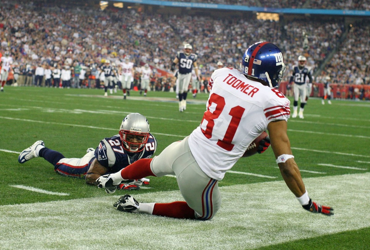  New York Giants wide receiver Amani Toomer makes a catch in front of New England Patriots cornerback Ellis Hobbs during Super Bowl XLII. Matthew Emmons-USA TODAY Sports