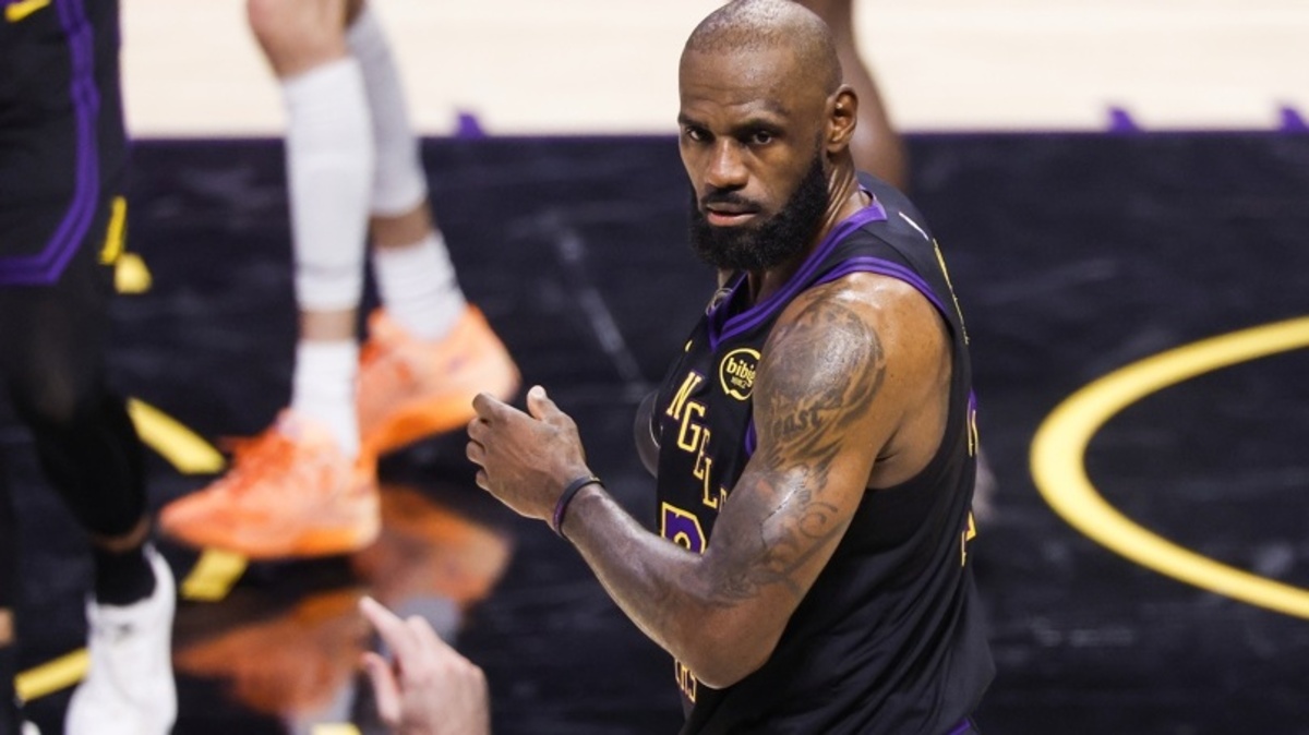 LOS ANGELES (United States), 12/05/2026.- Los Angeles Lakers forward LeBron James looks at the bench during the first half of the NBA Playoffs western conference semifinals game four between the Los Angeles Lakers and Oklahoma City Thunder at Crypto.Com Arena in Los Angeles, California, USA, 11 May 2026. (Baloncesto) EFE/EPA/CHRIS TORRES SHUTTERSTOCK OUT