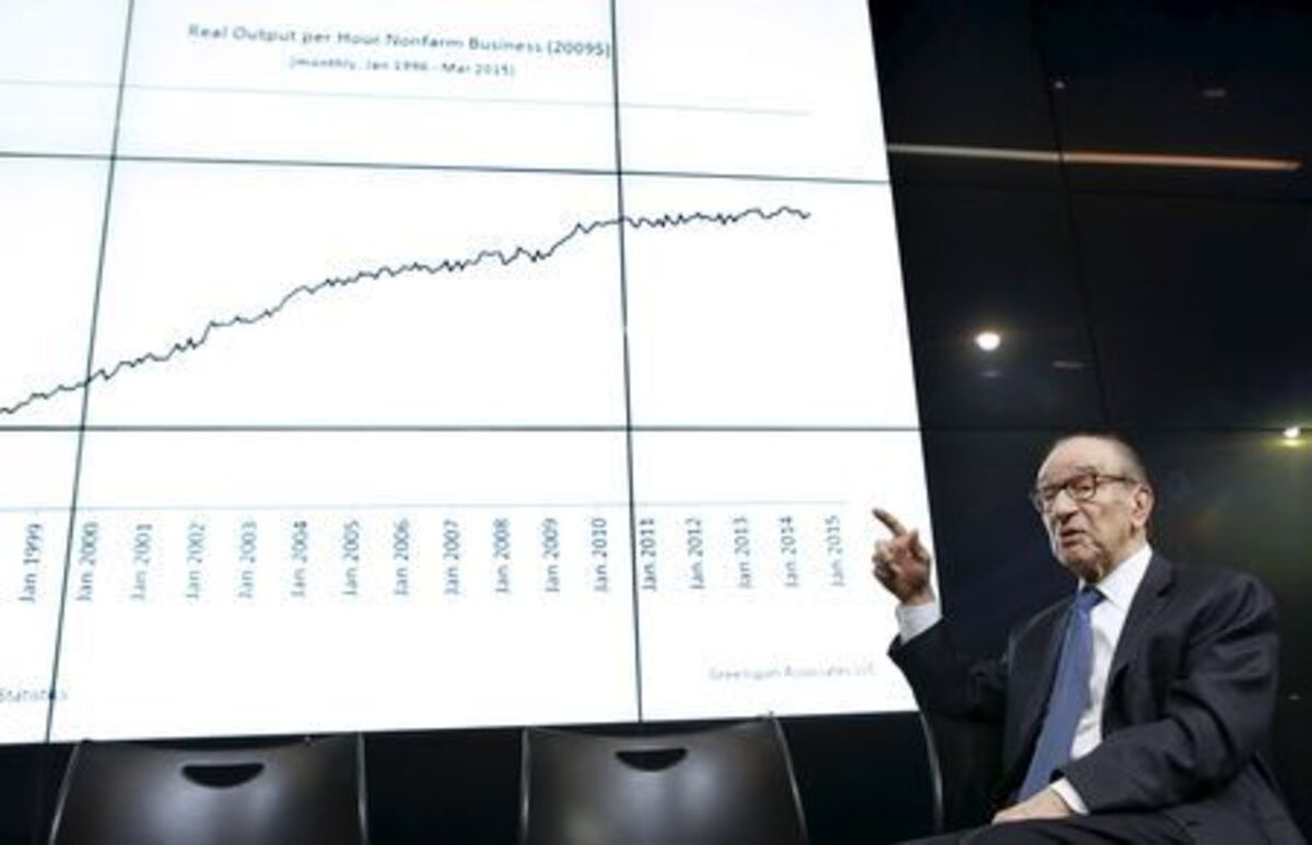 Former Federal Reserve Chair Alan Greenspan speaks at a Brookings Institution forum on "Achieving Strong Economic Growth" in Washington April 8, 2015. REUTERS/Yuri Gripas